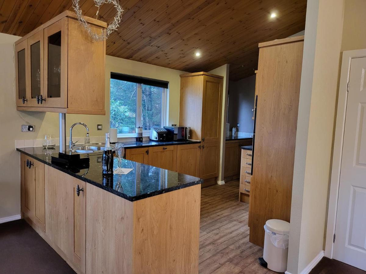 Cheerful 3 Bedroom Lodge At White Cross Bay Windermere Exterior photo