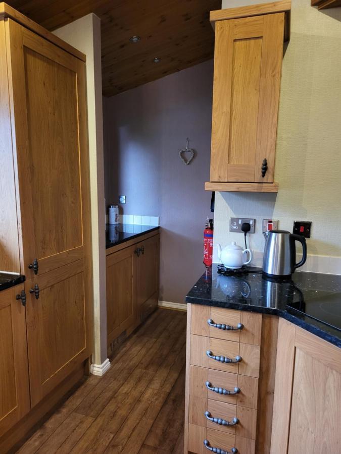 Cheerful 3 Bedroom Lodge At White Cross Bay Windermere Exterior photo