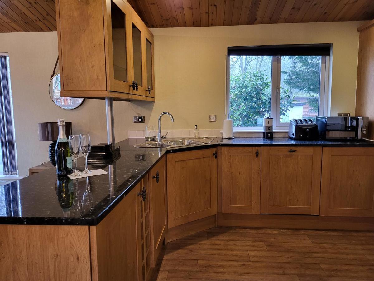 Cheerful 3 Bedroom Lodge At White Cross Bay Windermere Exterior photo