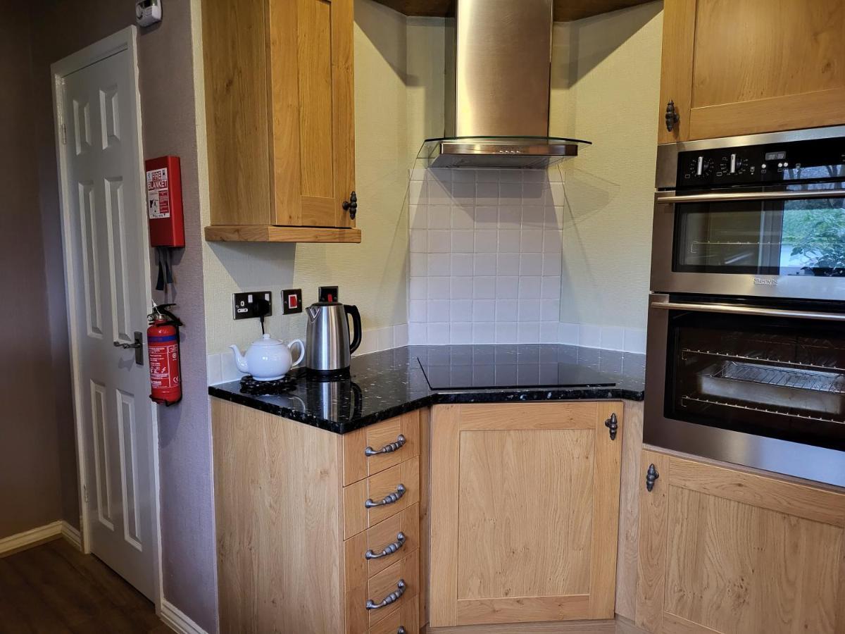 Cheerful 3 Bedroom Lodge At White Cross Bay Windermere Exterior photo