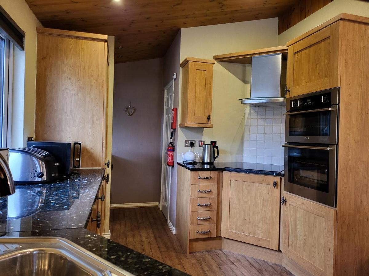 Cheerful 3 Bedroom Lodge At White Cross Bay Windermere Exterior photo