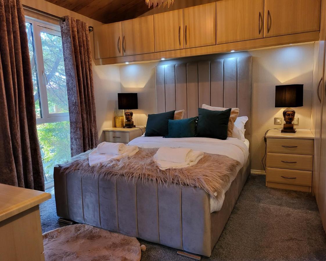 Cheerful 3 Bedroom Lodge At White Cross Bay Windermere Exterior photo