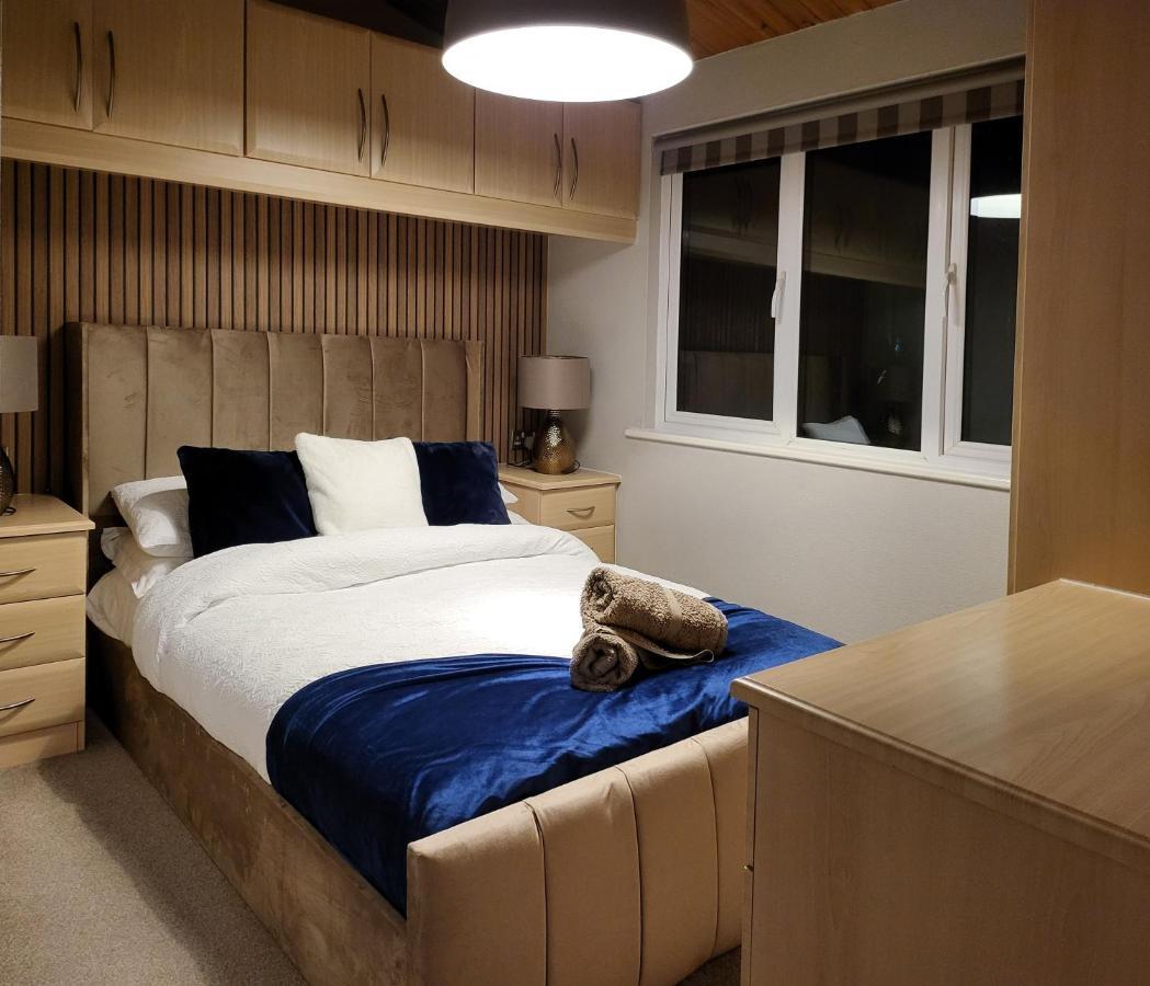 Cheerful 3 Bedroom Lodge At White Cross Bay Windermere Exterior photo