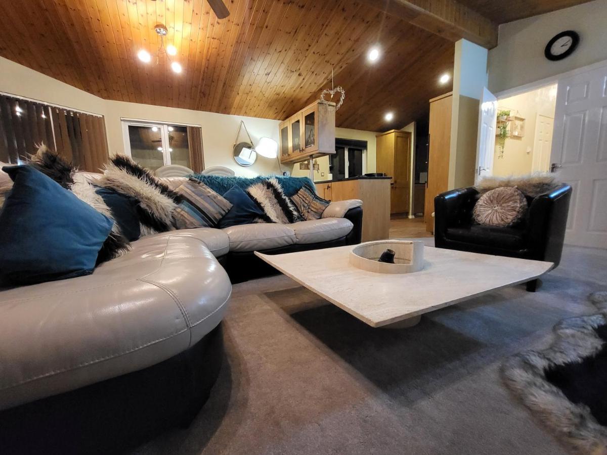 Cheerful 3 Bedroom Lodge At White Cross Bay Windermere Exterior photo