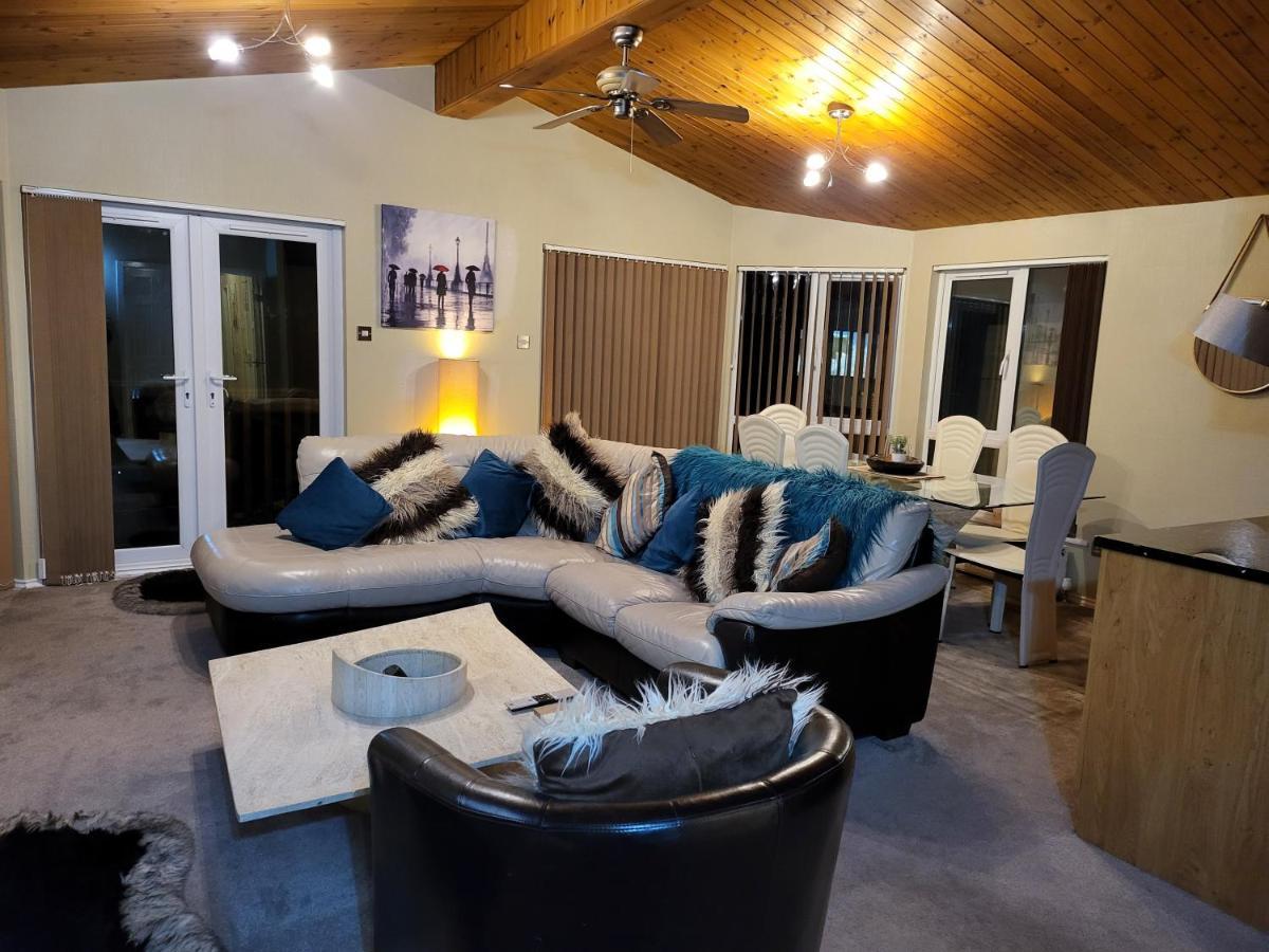 Cheerful 3 Bedroom Lodge At White Cross Bay Windermere Exterior photo